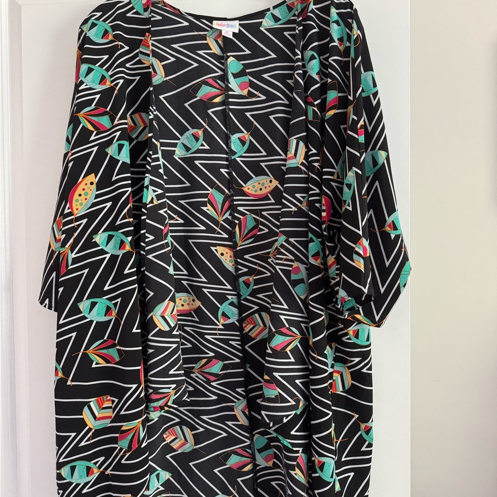 LuLaRoe Women’s Lindsay Black and Teal Geometric & Feathers Kimono Size M